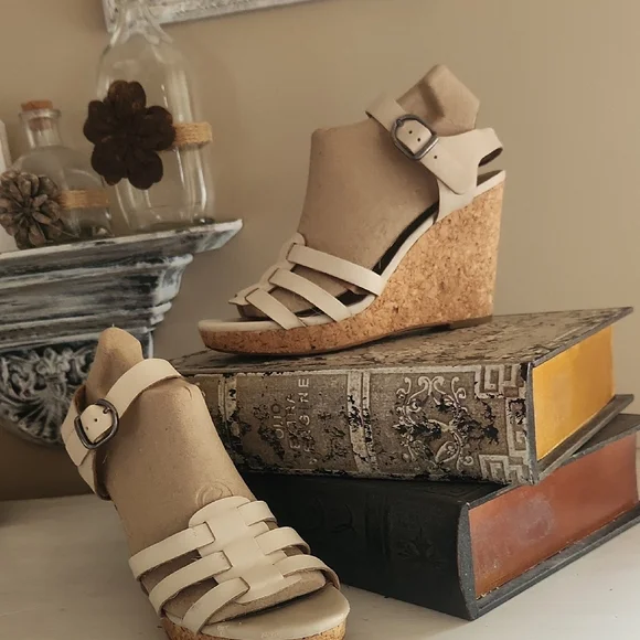 Lucky Brand Women's Cream Wedge Sandals - Picture 1 of 8